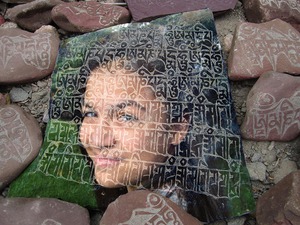 Your_picture_on_the_plate_archeological photo effect